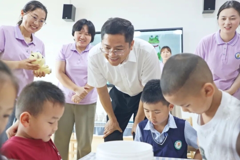 倪卫春开展“六一”走访慰问