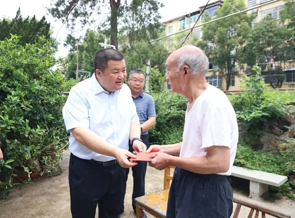 区四套班子领导开展八一走访慰问